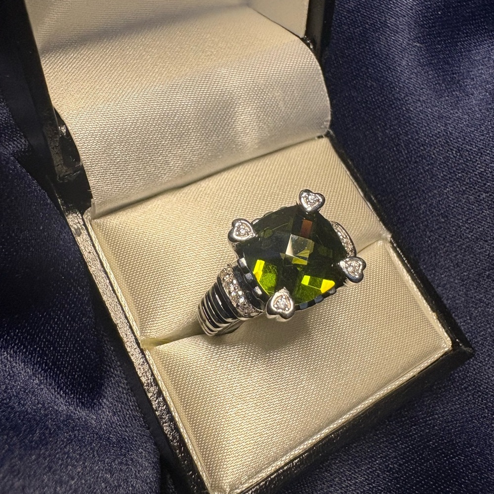ZATO’S Peridot Gemstone Ring, in Detailed 925 Sterling Silver Setting